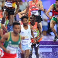 陸上男子3000メートル障害決勝、8位となった三浦龍司（奥中央）＝フランス競技場で2024年8月7日、中川祐一撮影