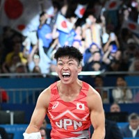 レスリング男子グレコローマンスタイル77キロ級決勝を制し、声を上げる日下尚＝シャンドマルス・アリーナで2024年8月7日、平川義之撮影