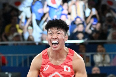 レスリング男子グレコローマンスタイル77キロ級決勝を制し、声を上げる日下尚＝シャンドマルス・アリーナで2024年8月7日、平川義之撮影