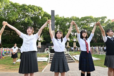 長崎 女子高生 核兵器のない世界を目指して 長崎で高校生100人が「人間の鎖」 | 毎日新聞