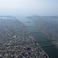 宮崎県沖地震で震度5強を観測した宮崎市の市街地。画面中央は大淀川、奥は日向灘＝同市で2024年8月9日午前9時、本社ヘリから上入来尚撮影