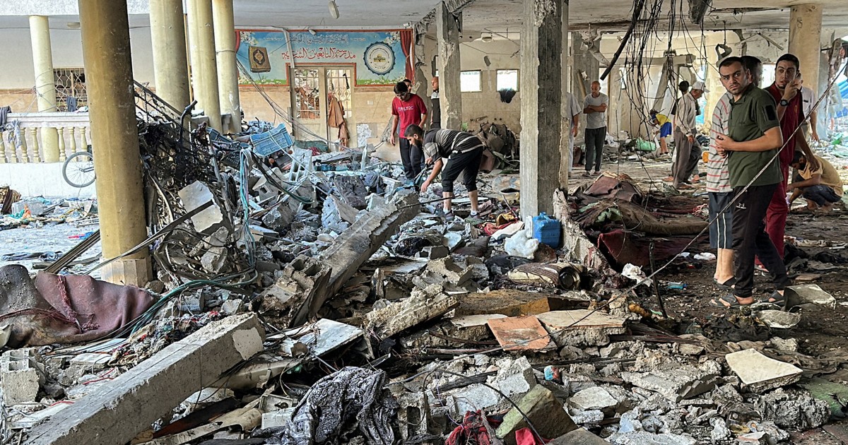 大本営海軍報道部監海軍兵学校ボロボロ破れ汚れ イスラエルがガザの学校を空爆 100人以上死亡 住民らの避難場所 | 毎日新聞