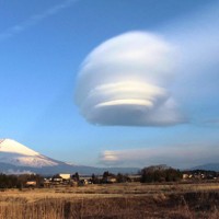 地震と関係があると勘違いされることもある「つるし雲」＝荒木健太郎さんの書籍「すごすぎる天気の図鑑」（KADOKAWA）より