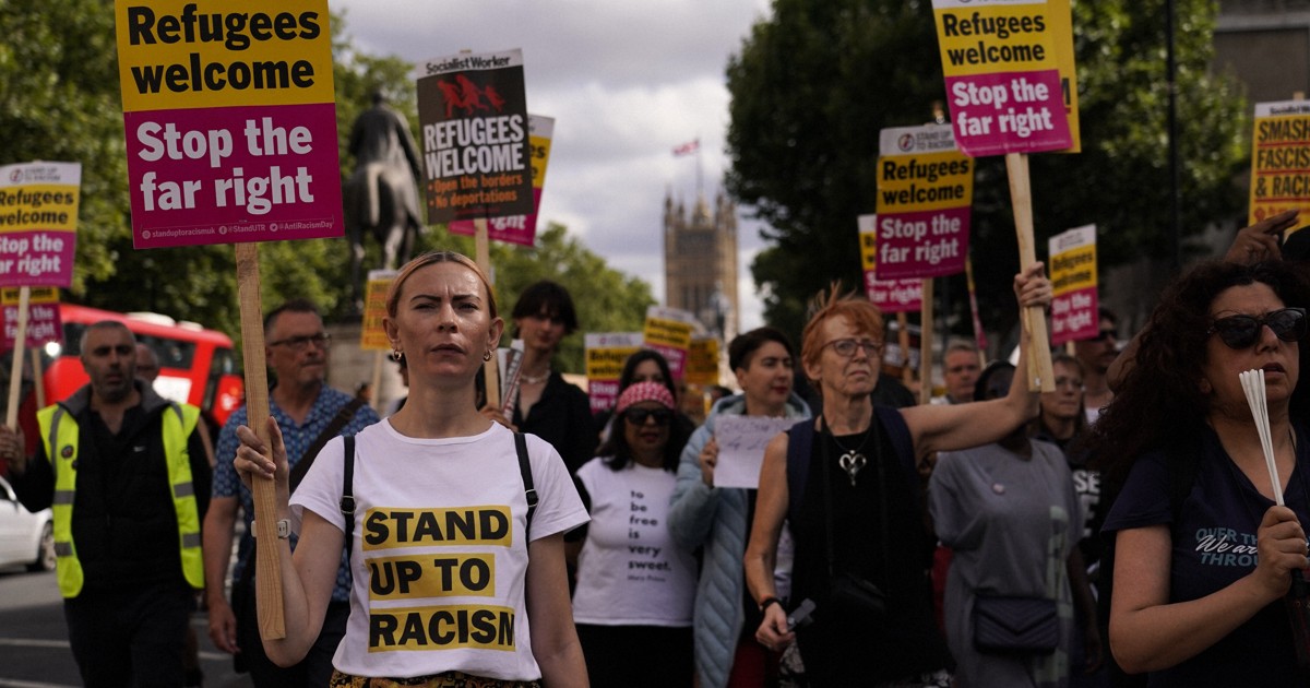 揺れるイギリス 極右暴動に対抗し左派が大規模デモ「移民歓迎」 | 毎日新聞