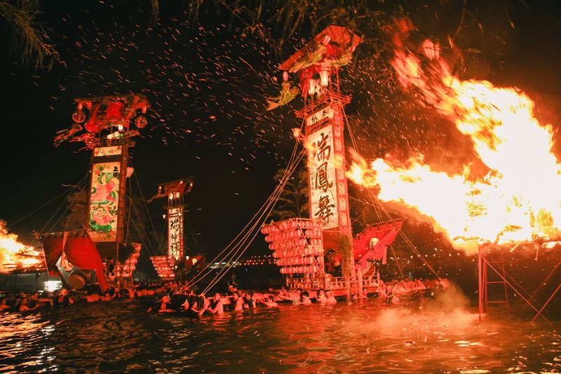 ボンボリ　キリコ祭り　赤い木製六角形フレーム 津波で消え、よみがえった 「キリコ祭り」など能登の風景写真展 | 毎日新聞