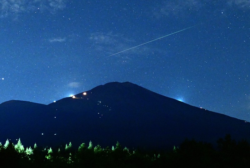 ペルセウス座流星群が極大 富士山上空でも ピークは13日夜明け前