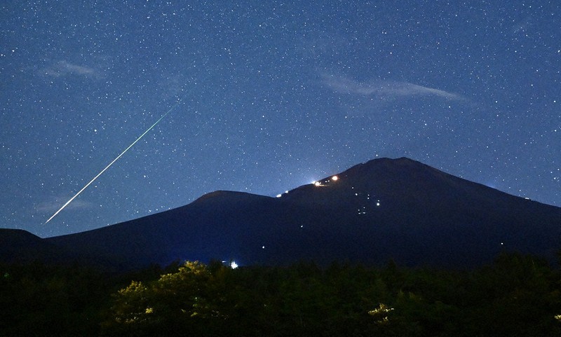 夏の夜彩る光跡 ペルセウス座流星群ピーク | 毎日新聞