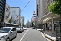 This photo taken from the Hiroshima Station building rooftop in February 1946 captures an area southeast of the station. Lines of people are seen waiting for streetcars, and black-market stalls stood in the location to the right where crowds are seen. (Mainichi)