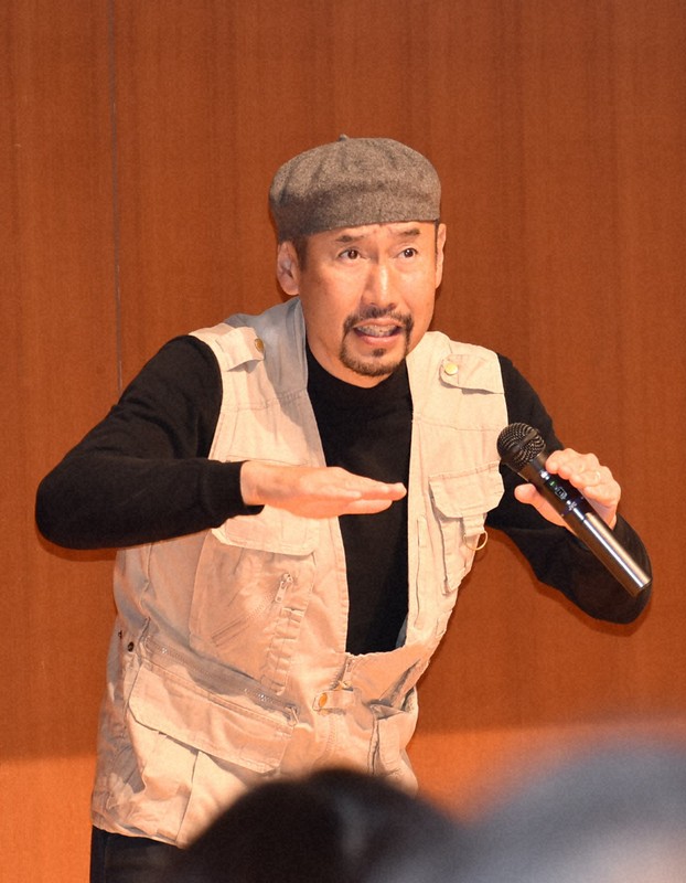 「戦争の犠牲者はいつも子供」 戦場カメラマン・渡部陽一さん講演 毎日新聞 