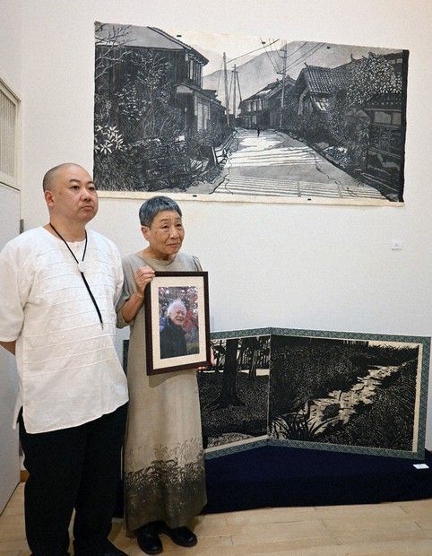 墨の濃淡で街角を描く 木版画家の故勝山正則さんと妻・春枝さん