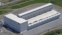 使用済み核燃料の中間貯蔵施設。外観は変哲もなく、まるで倉庫のようだ＝青森県むつ市で2020年5月14日、本社機「希望」から