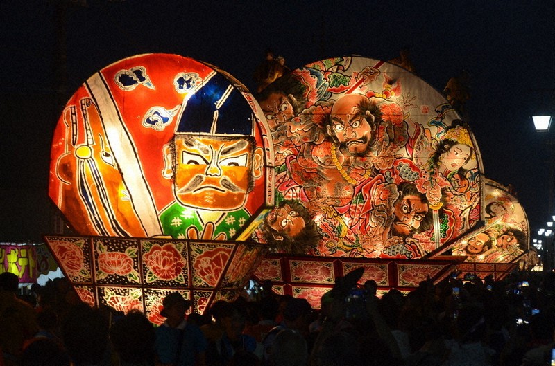 威勢良く出陣 夜空彩る 太田・尾島ねぷた ／群馬 | 毎日新聞