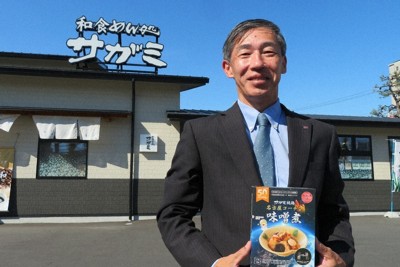勤務するサガミホールディングスのグループ会社で開発を主導した宇宙食「名古屋コーチン味噌煮」を手にする榑林功真さん＝名古屋市昭和区で2024年6月12日、大原翔撮影
