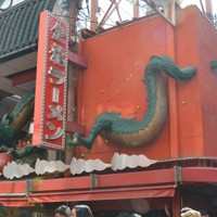 大阪・ミナミの「金龍ラーメン道頓堀店」の立体看板。写真右端の竜の「しっぽ」部分などが隣接地にはみ出している＝大阪市中央区道頓堀1で2023年10月27日、安元久美子撮影