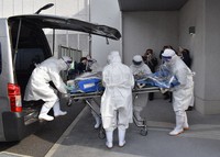 エボラ出血熱の疑いのある患者を移送車から感染症病棟に運び入れる訓練をする職員ら＝香川県立中央病院で2024年1月26日午後2時16分、佐々木雅彦撮影