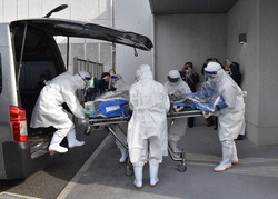 エボラ出血熱の疑いのある患者を移送車から感染症病棟に運び入れる訓練をする職員ら＝香川県立中央病院で2024年1月26日午後2時16分、佐々木雅彦撮影