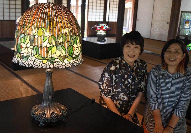 夏の夜きらめく、ステンドグラス 作家10人の作品展示 18日まで 伊賀