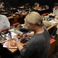 日本人客と訪日客でにぎわう「海鮮バイキング＆浜焼きBBQ　玉手箱」＝東京都渋谷区で7月25日