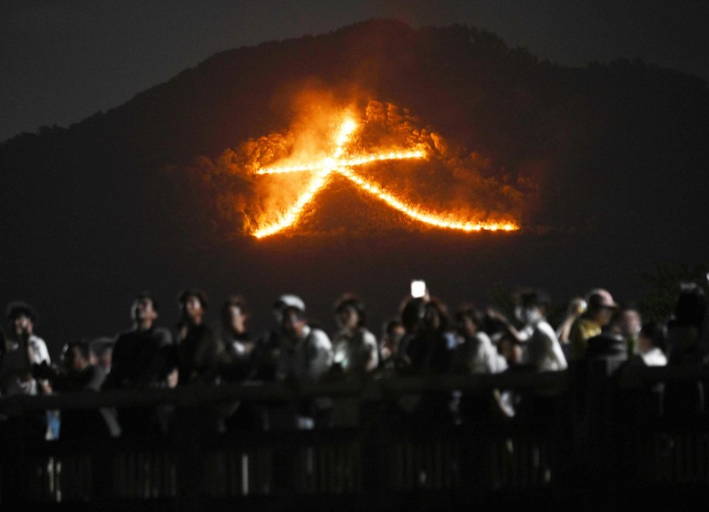 浮かび上がる「大」の文字 夏の風物詩「京都五山送り火」 | 毎日新聞