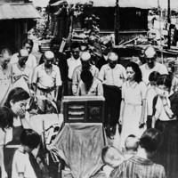 東京・四谷の焼け跡で玉音放送を聞く人たち＝1945年8月15日撮影