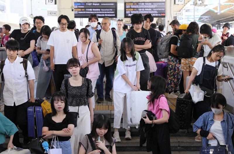 台風一過、Uターンラッシュピーク 予約の振り替え客らで混雑 | 毎日新聞