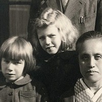 戦後に撮影された少女時代のダーチャ・マライーニさん（中央）＝北海道大学大学文書館提供 