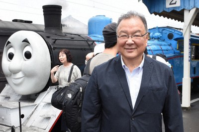 大井川鉄道の新社長に就任した鳥塚亮さん＝静岡県島田市の新金谷駅で2024年6月28日、丹野恒一撮影