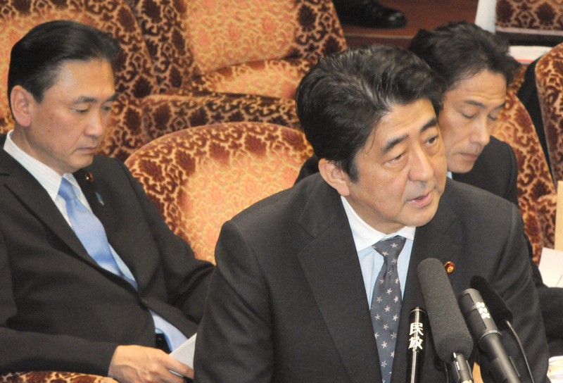 24色のペン：なぜ政治記者は安倍回顧録を翻訳したのか＝日下部元