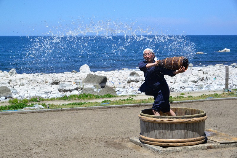 能登で伝統の製塩が再開 喜寿を迎えた女性社長の塩田への思い | 毎日新聞