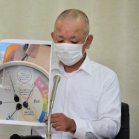 ヤマト運輸に熱中症対策の強化を求め、ストライキをした男性社員。倉庫内にあった気温計の針が40度で振り切れた際の写真を手に、記者会見した＝厚生労働省で2024年8月19日午後3時16分、奥山はるな撮影