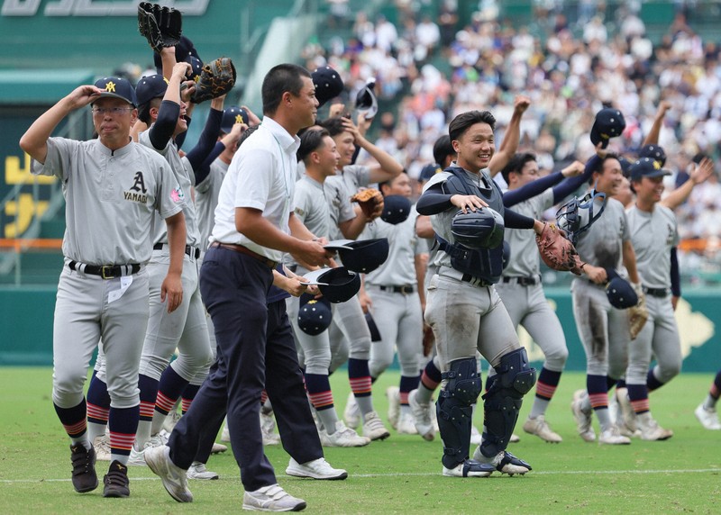 高校野球夏の甲子園 歴史塗り替えた」青森山田の監督にウイニングボール 夏の甲子園 | 毎日新聞