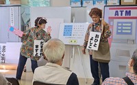還付金詐欺の手口を寸劇で紹介する警察官＝大阪府豊中市で2024年7月27日、田中謙吉撮影