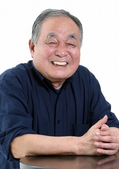 Folk singer Tomoya Takaishi is seen in Osaka's Kita Ward on Nov. 19, 2021. (Mainichi/Maiko Umeda)