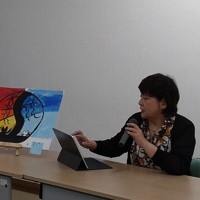 仮放免の子どもたちによる絵画作文展で、作品を講評する直木賞作家の中島京子さん＝東京都練馬区で2024年8月2日午後2時35分、北村和巳撮影