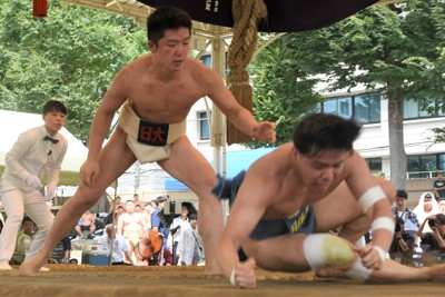 学生相撲の第51回東日本個人体重別選手権75㌔未満級を制した日大の清宮健史（左）＝東京都千代田区の靖国神社相撲場で2024年7月28日、大村健一撮影