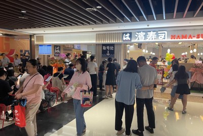 入店待ちの客でにぎわう開店初日のはま寿司北京2号店＝北京市内で2024年8月13日、小倉祥徳撮影