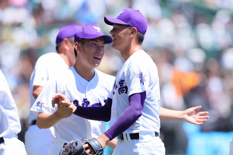 背番号「1」と「10」高め合い 関東一の二枚看板 夏の甲子園 | 毎日新聞