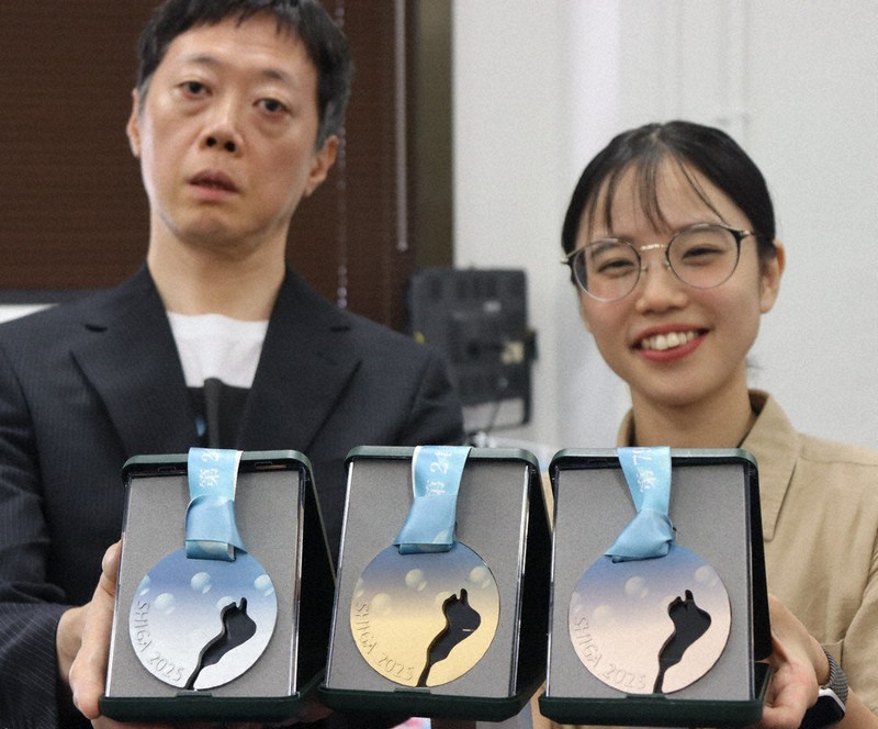 国スポ・障スポ 琵琶湖、触って感じて メダルお披露目 ／滋賀 | 毎日新聞