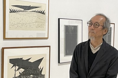 「原爆の図丸木美術館」で開いた個展「ひとがゆく」の会場を訪れた久保舎己さん。この時すでに体調は悪化していたが、念願がかない満ち足りた様子だったという＝2023年5月20日（同館提供）