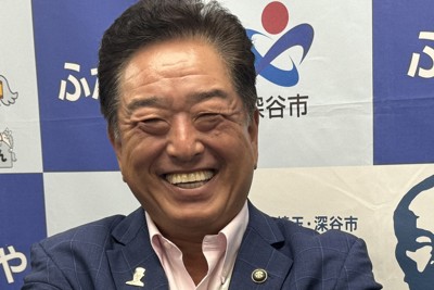 寄贈された1万円札を手に喜ぶ小島進・深谷市長＝深谷市役所で2024年8月26日午前11時6分、隈元浩彦撮影