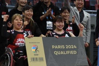 パリ・パラリンピック出場を決めて喜ぶ財満いずみ選手（左）＝大阪市で2024年4月20日午後、川村咲平撮影