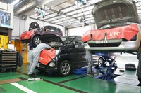 Workers at the Fukui Jidosha car maintenance company are seen in this partially altered file photo taken in Tokyo's Chiyoda Ward on July 4, 2024. (Mainichi/Akihiro Nakajima)