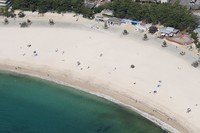 Visitors are sparse at Shirarahama Beach during the special warning period regarding a Nankai Trough Earthquake Extra Information (megathrust earthquake attention) in this photo taken from a Mainichi Shimbun helicopter in the town of Shirahama, Wakayama Prefecture, on Aug. 9. 2024. (Mainichi/Takeshi Nishimura)