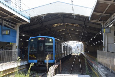 JR鶴見線鶴見駅のホーム＝横浜市鶴見区で2024年8月5日午後1時8分、横見知佳撮影