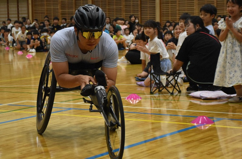 世界のトヨタ」1人のためだけの車いす スーパーカーの技術を結集