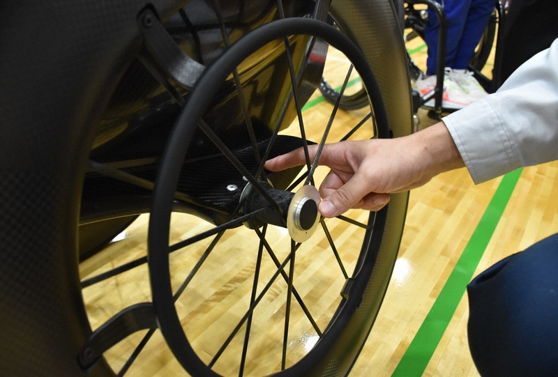 カーボン製流線型レーサー車椅子 世界のトヨタ」1人のためだけの車いす スーパーカーの技術を結集