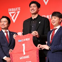 バスケ渡辺雄太ら 千葉ジェッツ新加入で入団記者会見 [写真特集1/8