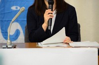 総合職限定の家賃補助について男女雇用機会均等法が禁じる「間接差別」にあたると認めた東京地裁判決後、記者会見する女性原告＝東京都千代田区で2024年5月13日、巽賢司撮影
