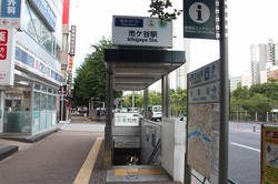 8月21日の豪雨で大量の雨水が流れ込んだ市ケ谷駅6番出入り口＝2024年8月26日、筆者撮影