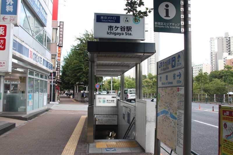 8月21日の豪雨で大量の雨水が流れ込んだ市ケ谷駅6番出入り口＝2024年8月26日、筆者撮影